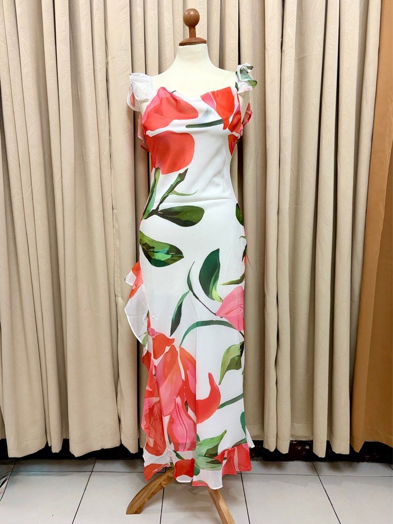 Floral Print Ruffle Dress (Category: Dresses) located in Pasig City. Submitted by KayeArtsy (Listing ID 1421812133, Image 1). Description: AU Bought🇦🇺 Brand new with tag Size: AU8/Small Bust: 32-34 inches Waist: 26-28 inches - Fitted bodice, flowing skirt - Delicate ruffles on straps and hem - Adjustable tie-back detail.