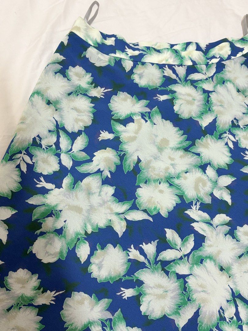 Floral Print Skirt (Category: Skirts) located in Baguio. Submitted by declutterbyshy (Listing ID 1421930646, Image 2). Description: - Vibrant floral print skirt size 25-26.