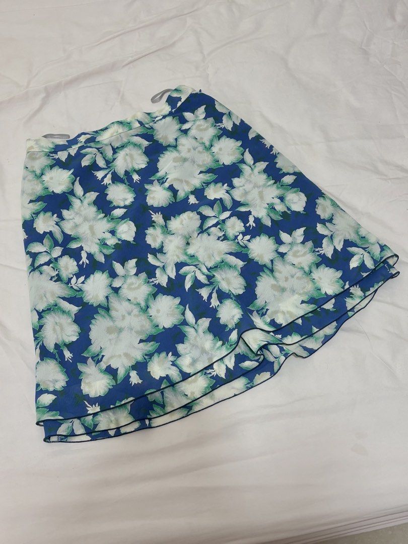 Floral Print Skirt (Category: Skirts) located in Baguio. Submitted by declutterbyshy (Listing ID 1421930646, Image 1). Description: - Vibrant floral print skirt size 25-26.
