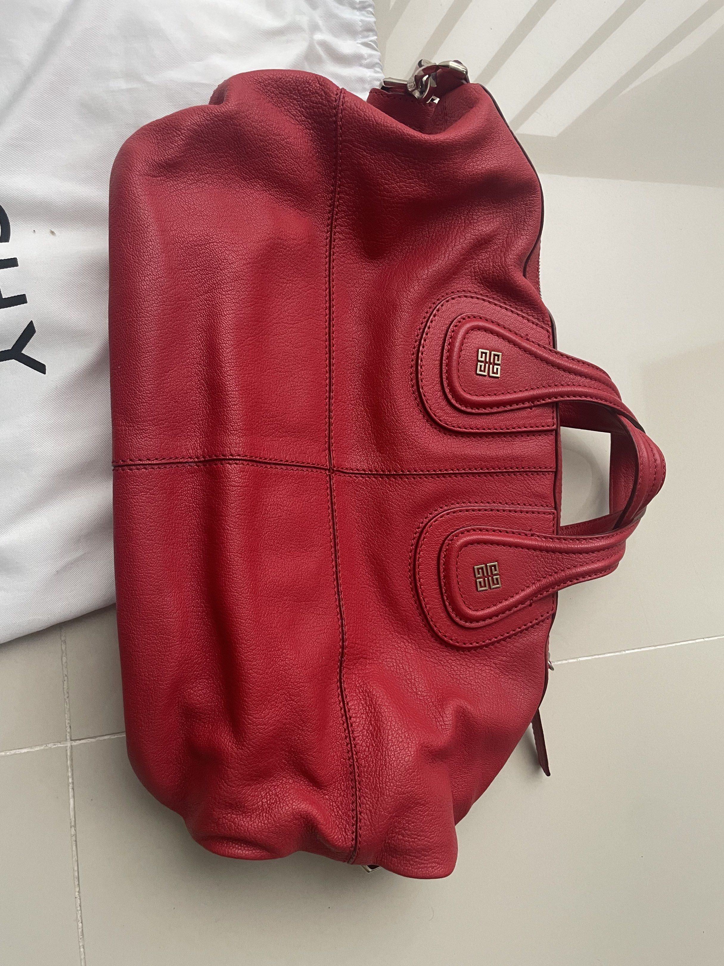 Givenchy nightingale medium (Category: Bags & Wallets) located in Kuala Terengganu. Submitted by mohamad-89 (Listing ID 1421844708, Image 2). Description: Beg tidak pernah pakai.