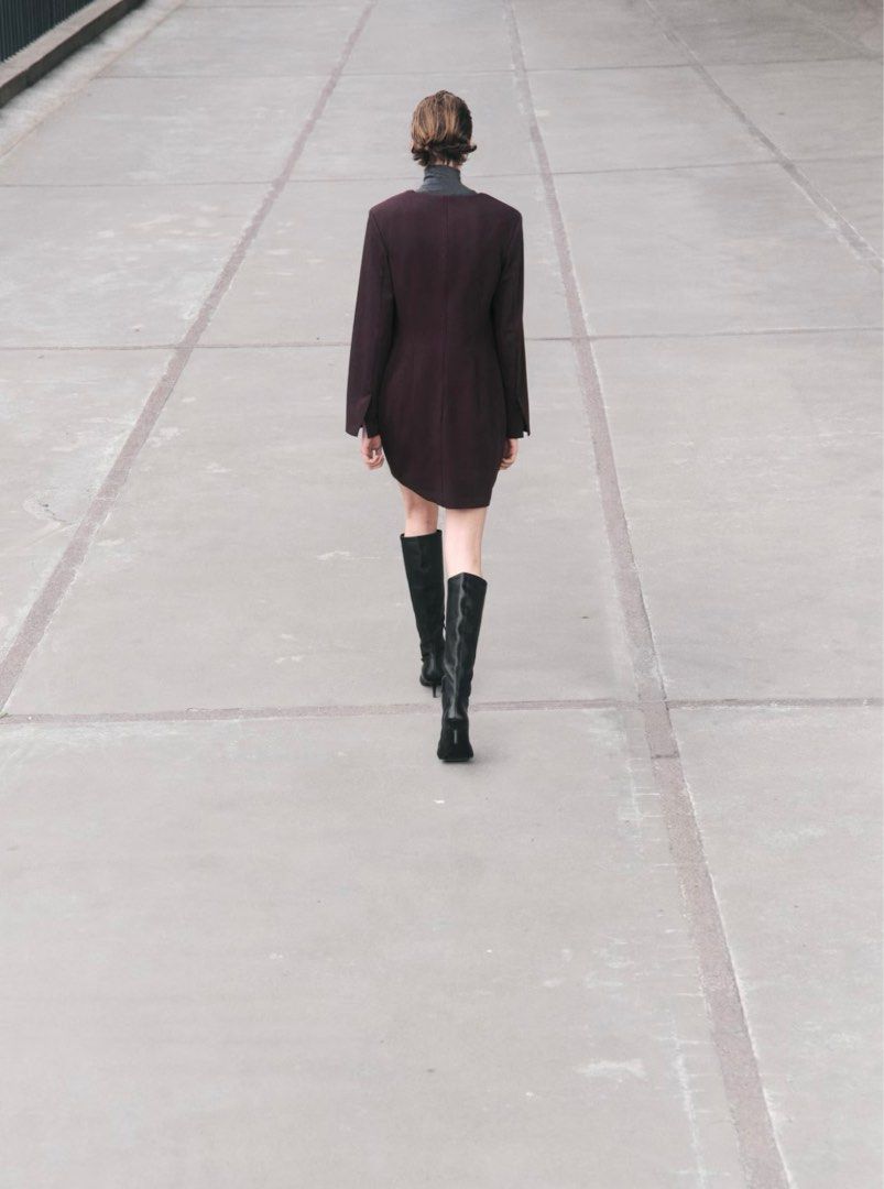 H&M Long Sleeve Dress (Category: Dresses) located in Angeles City. Submitted by gaileeee (Listing ID 1421928441, Image 2). Description: - Dark brown mini dress - Long sleeves - Round neckline - Two front pockets - Smooth - Tailored fit - Back zipper closure kakabili kulang online h&m kaso may shoulder padding sya d naman halata pro d ako komportable. .