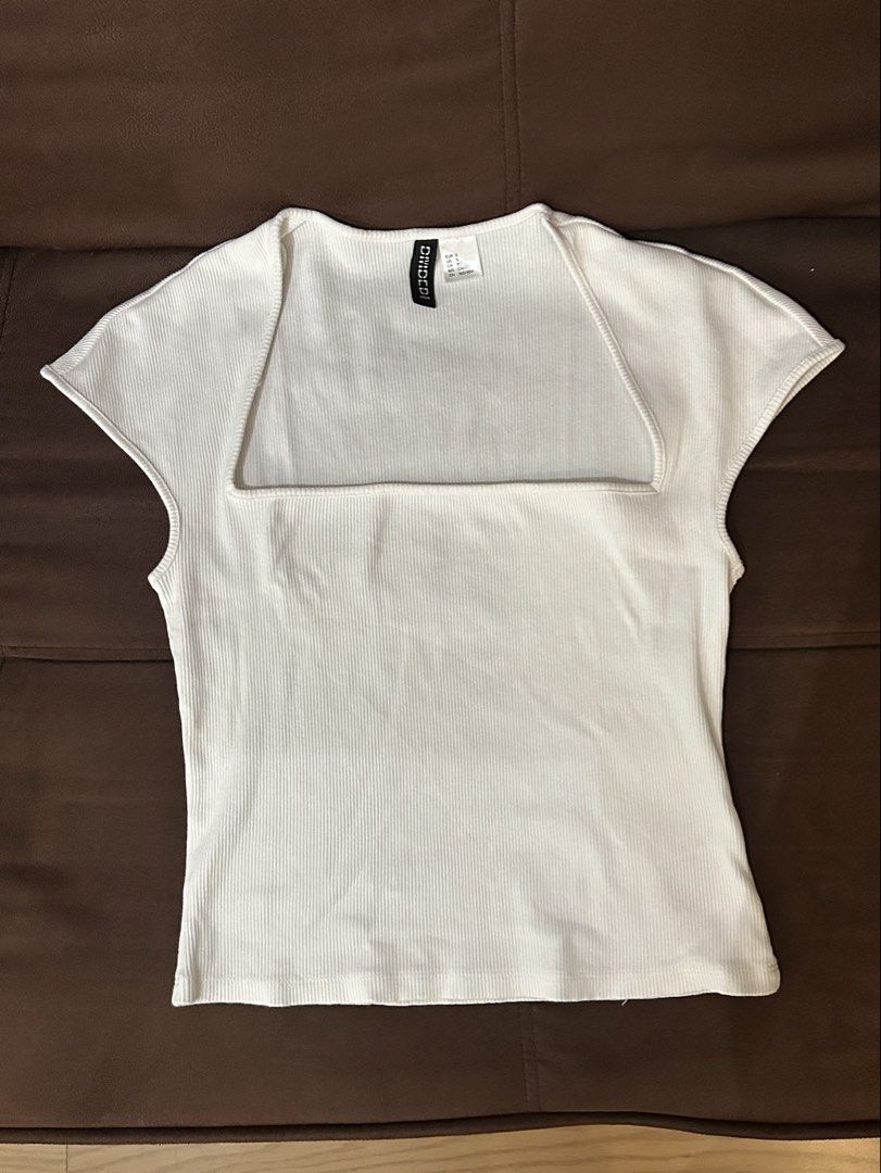 H&M Square Neck Top (Category: Shirts) located in Pasig City. Submitted by gdeclutterwithme (Listing ID 1421908404, Image 1). Description: - H&M Divided white ribbed top - Size: S - Features a square neckline - Cap sleeves - 11.5 x 16 inches dm for more details!.