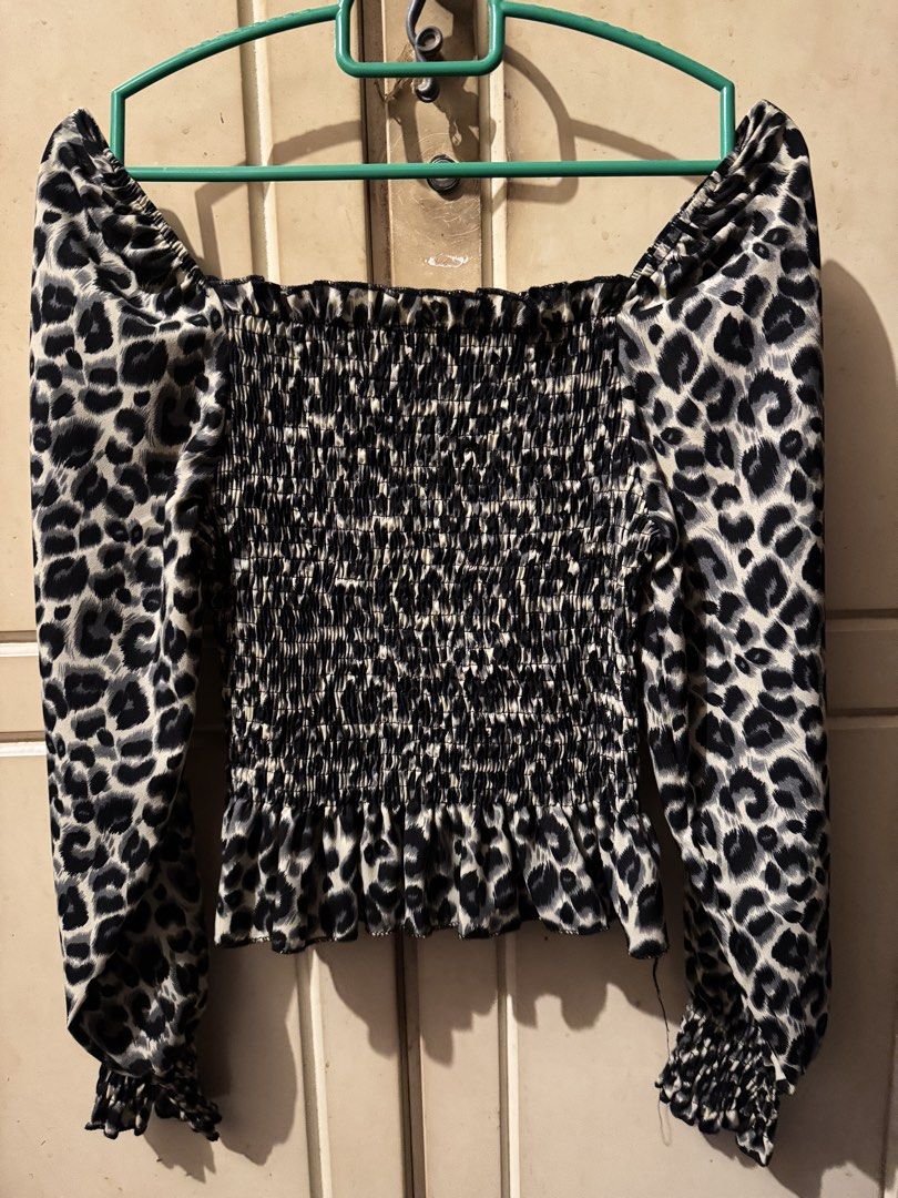 leopard blouse stretchable (Category: Blouses) located in Kota Bharu. Submitted by niggainparis (Listing ID 1421923317, Image 1). Description: yg tengah tu strecthable S sampai L pun muat.