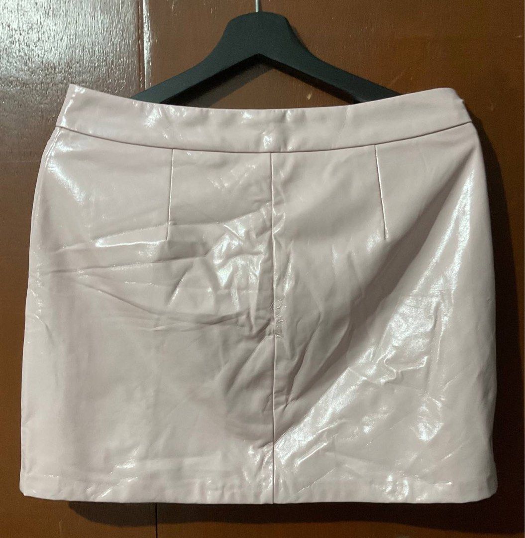London Rag Pink Mini Skirt (Category: Skirts) located in Bacoor. Submitted by m_aria07 (Listing ID 1421899820, Image 3). Description: - London Rag mini skirt - Pink color - Made of shiny, faux leather - Front zipper closure with ring pull - Straight cut design - Size: Large.
