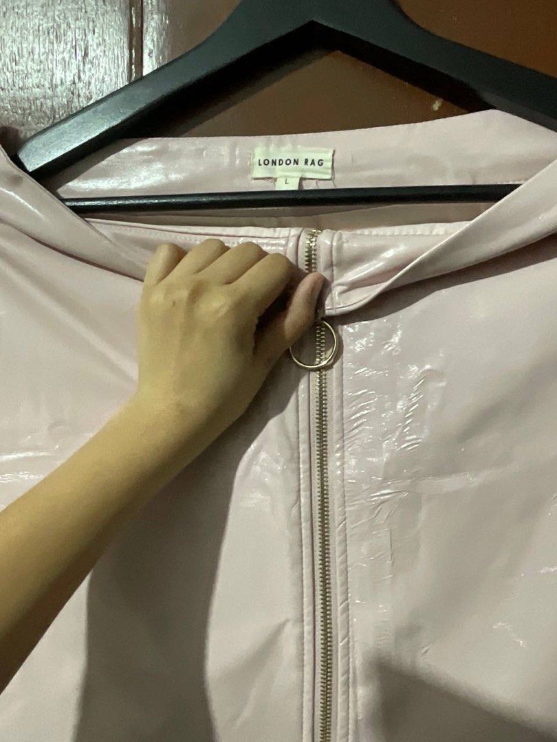 London Rag Pink Mini Skirt (Category: Skirts) located in Bacoor. Submitted by m_aria07 (Listing ID 1421899820, Image 2). Description: - London Rag mini skirt - Pink color - Made of shiny, faux leather - Front zipper closure with ring pull - Straight cut design - Size: Large.