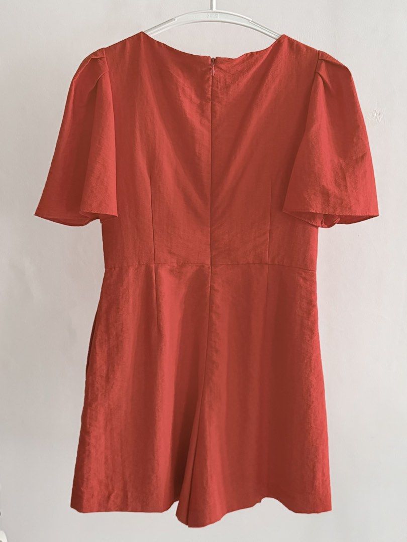 Love Bonito Red Romper (Category: Rompers) located in Taguig. Submitted by issa23fourfive (Listing ID 1421846064, Image 2). Description: - Love Bonito Romper - Color: Red - Size: LB M (UK 10, US 6) - Features: - Square neckline - Short sleeves - Gathered bust and waist details - Back zipper closure 🌼Mode of Payment: Gcash BPI Maya 🌼Mode of Delivery: Grab Express/Lalamove .