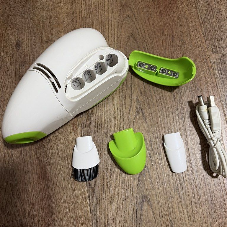 Mini Vacuum Cleaner (Category: Vacuum Cleaner & Housekeeping) located in Singapore. Submitted by nono101 (Listing ID 1421839708, Image 2). Description: Has a hole damaged by stapler bullets. Otherwise working well..