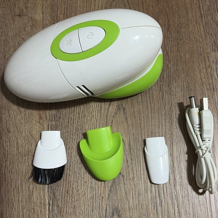 Mini Vacuum Cleaner (Category: Vacuum Cleaner & Housekeeping) located in Singapore. Submitted by nono101 (Listing ID 1421839708, Image 1). Description: Has a hole damaged by stapler bullets. Otherwise working well..