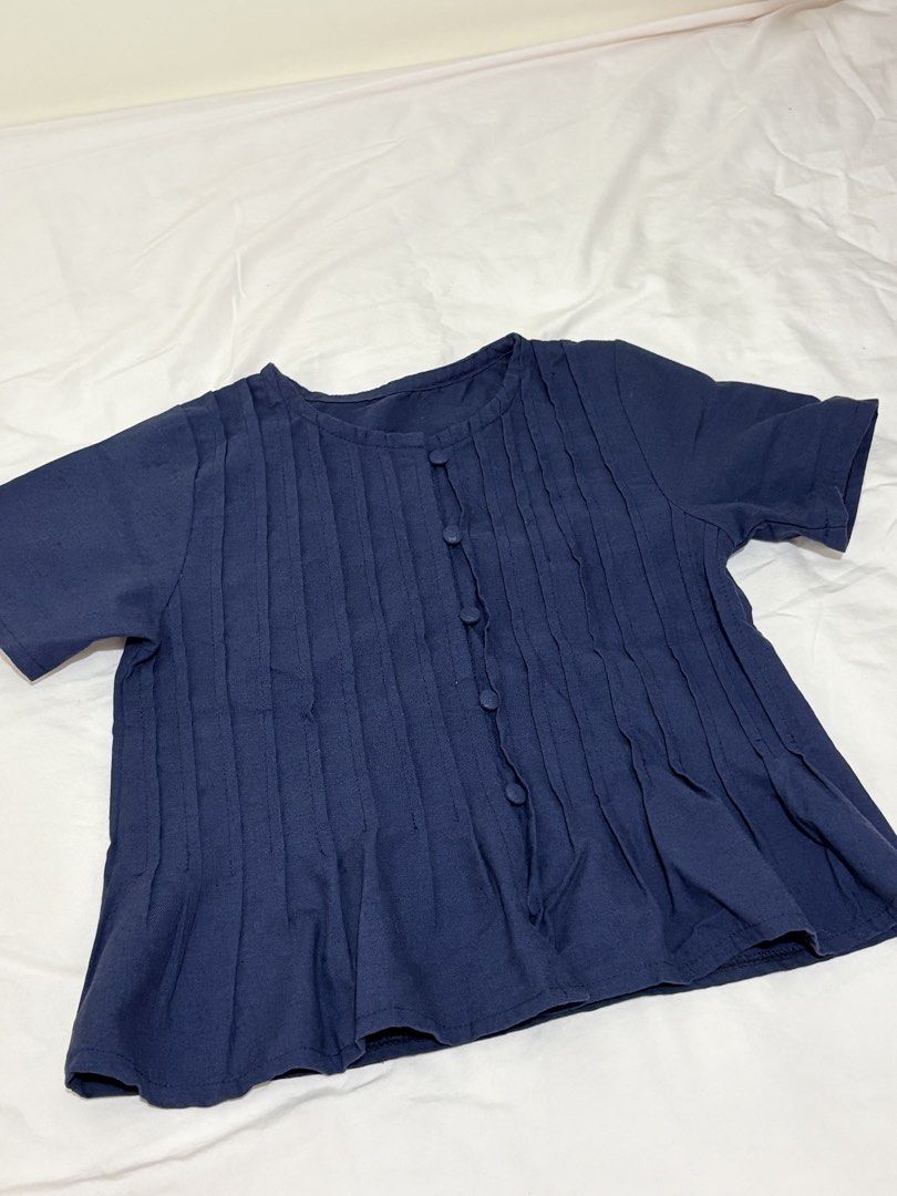 Navy Blue Pleated Top (Category: Sleeveless) located in Baguio. Submitted by declutterbyshy (Listing ID 1421930660, Image 1). Description: - Navy blue top - Linen - Size Small to Medium.