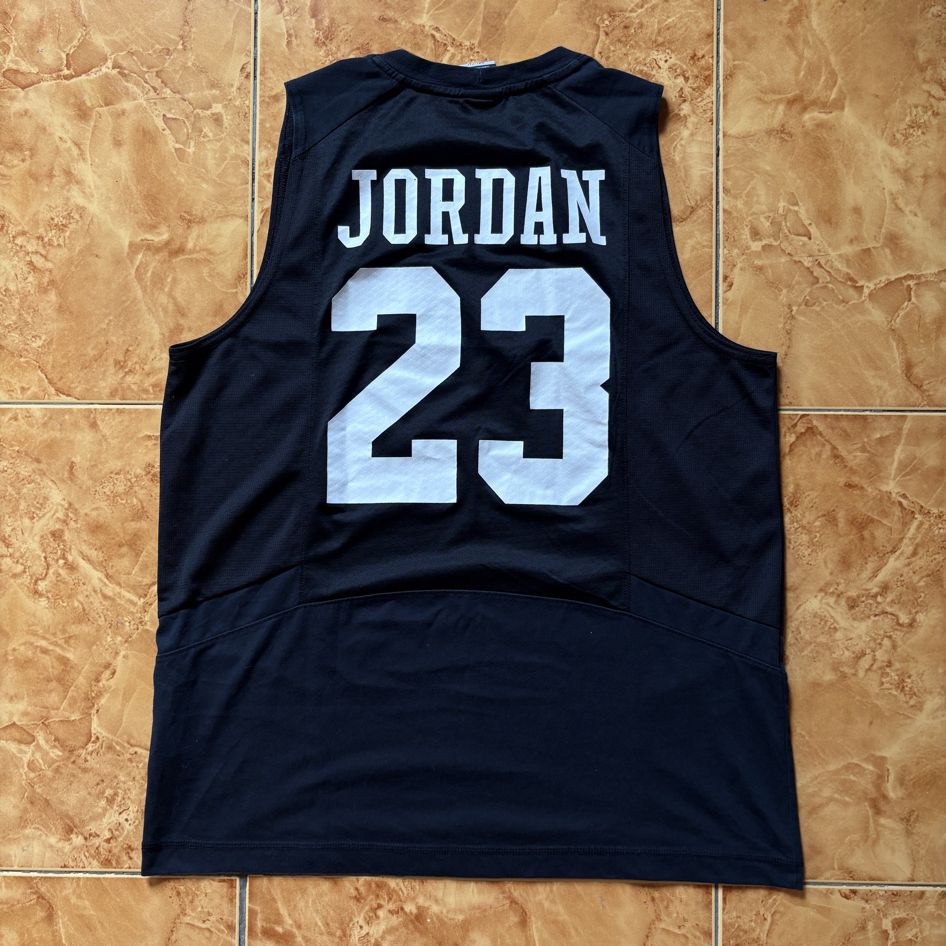 NIKE AS JORDAN RISE TANK TOP (Category: Activewear) located in Manila. Submitted by mikodvn (Listing ID 1421867620, Image 3). Description: NIKE AS JORDAN RISE TANK TOP SIZE XXL FITS LARGE WxL 21.5x27.5 9.5/10 CONDITION.