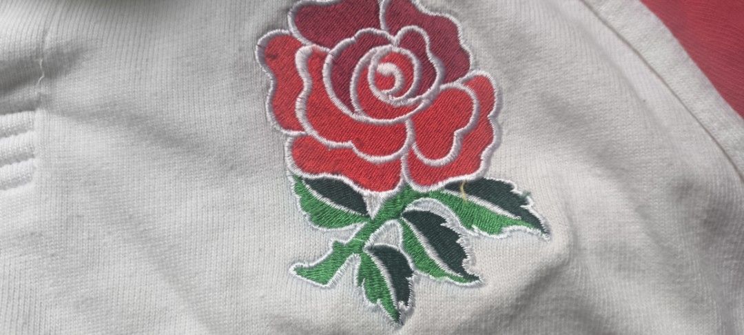 Nike England Rugby Jersey （分類：運動服裝）位於 Hong Kong。 由 peterthepainter 提交（商品編號 1421863920，圖片 3）。簡介： Authentic England rugby jersey. Features the iconic red rose emblem and the O2 logo. Made by Nike. The jersey has a white base with red accents on the shoulders. Includes a Nike logo on the chest. The tag indicates it was made in Sri Lanka.。