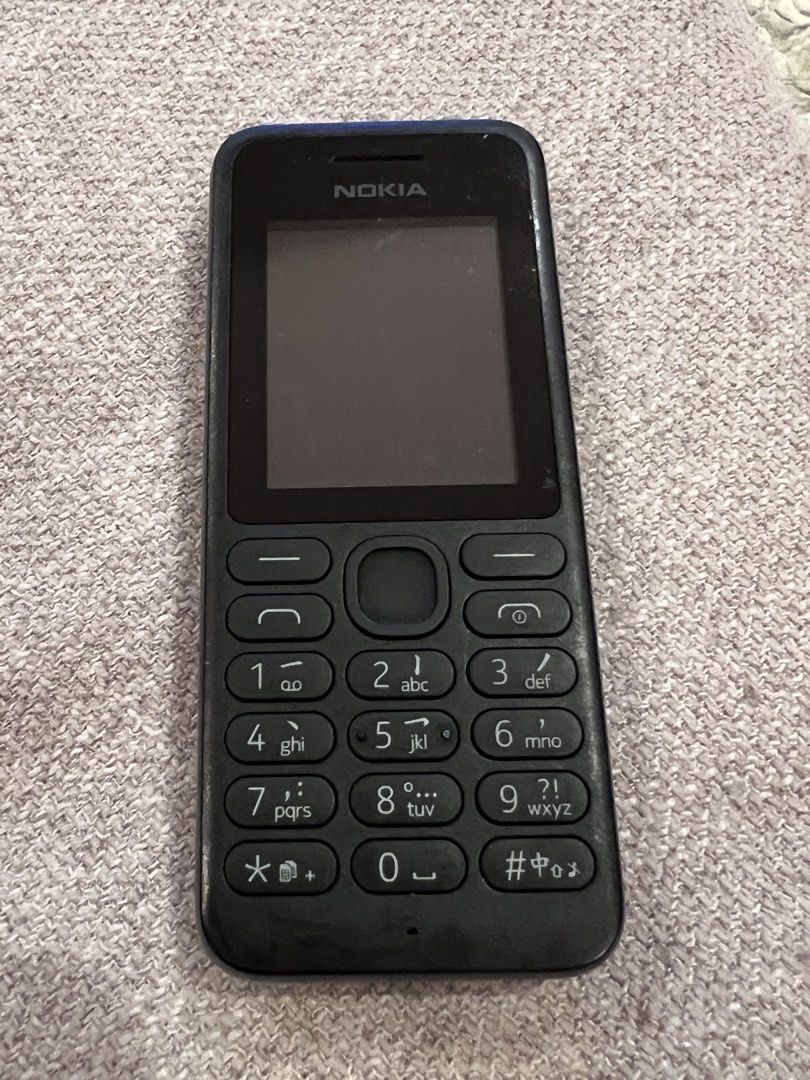 Nokia Basic Phone （分類：其他手機）位於 Hong Kong。 由 esuenr 提交（商品編號 1421914244，圖片 2）。簡介： Black Nokia basic phone. It has a keypad with numbers and symbols. The phone has a screen and a speaker on the back. The Nokia logo is visible on the front and back of the phone.。