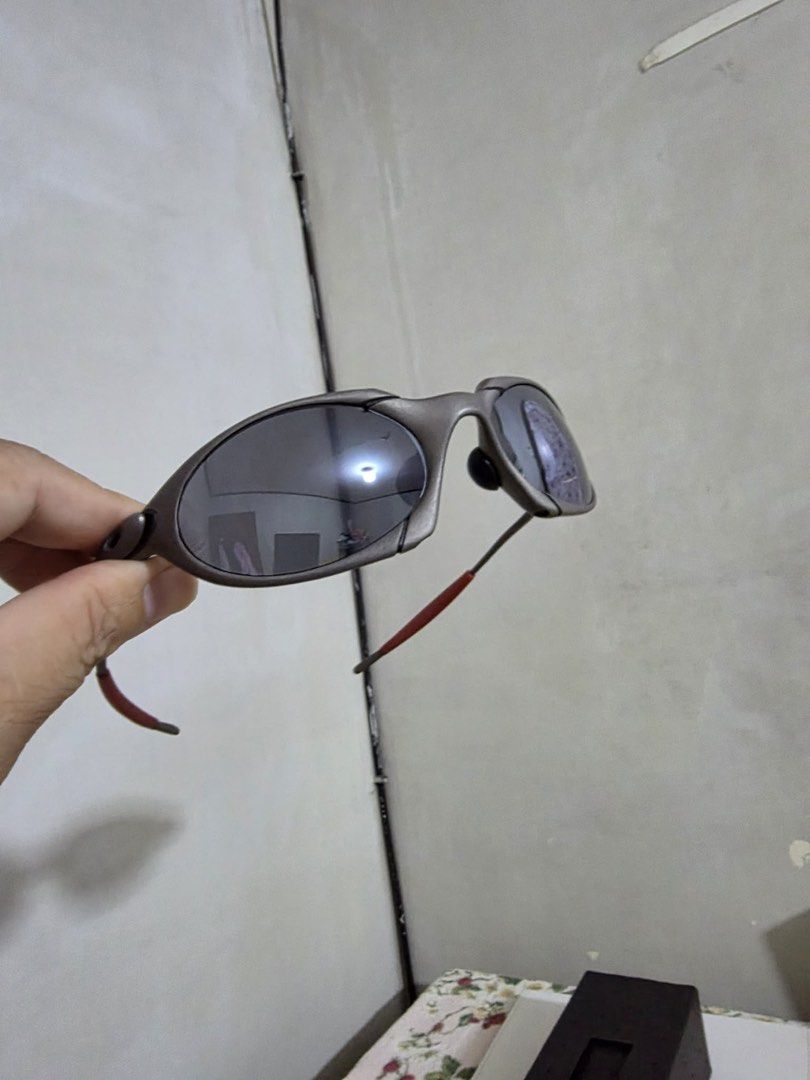 oakley romeo 1 michael jordan complete (Category: Sunglasses & Eyewear) located in Manila. Submitted by oakaddict (Listing ID 1421835757, Image 3). Description: frame 9/10 lens orig custom cut no xmetal etch 9/19 rubbers orig 9/10 matching serial on box.