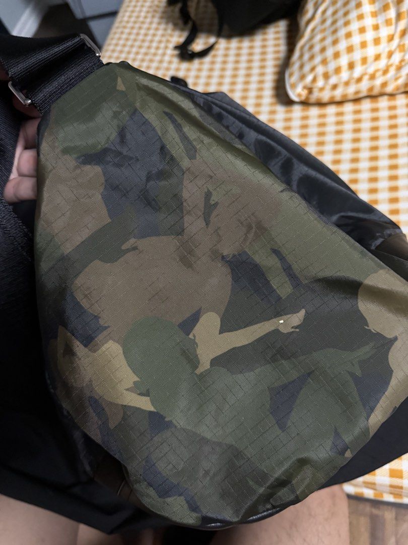 Paul Smith Lady Camo Duffle Bag (Category: Luxury Bags & Wallets) located in Manila. Submitted by genes27 (Listing ID 1421847329, Image 2). Description: Paul Smith Duffle Bag - Authentic, bought from Japan - Used around 3x for travel only - Minor flaws seen in picture - Only inclusuon is the dust bag - Negotiable for sure buyer LOC: Las Piñas MOP: Gcash, Maribank MOD: Any same day delivery to be booked and shouldered by buyer.