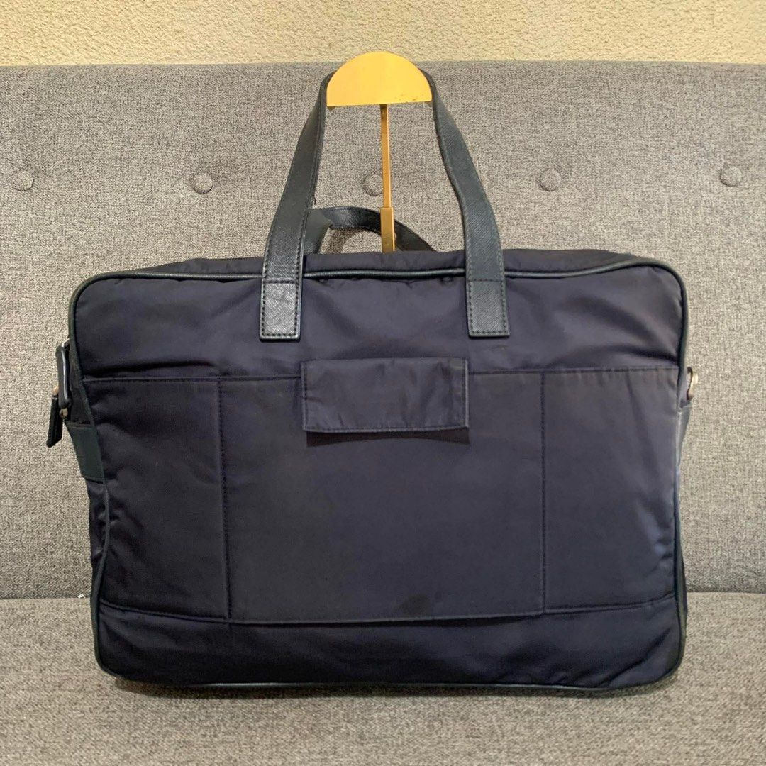 PRADA DOCUMENTS BAG (Category: Luxury Bags & Wallets) located in Madrid. Submitted by jhunaceee (Listing ID 1421876786, Image 2). Description: ORIGINAL VERY GOOD CONDITION NO MAJOR FLAW BAG ONLY .