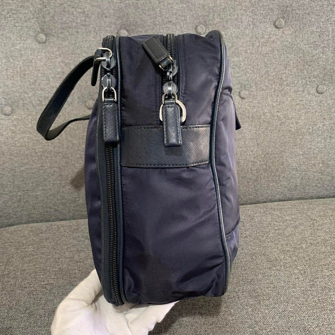 PRADA DOCUMENTS BAG (Category: Luxury Bags & Wallets) located in Madrid. Submitted by jhunaceee (Listing ID 1421876786, Image 3). Description: ORIGINAL VERY GOOD CONDITION NO MAJOR FLAW BAG ONLY .