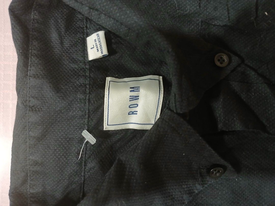 ROWM Black Long Sleeve Shirt - Size L (Category: Tshirts & Polo Shirts ) located in Caloocan City. Submitted by erickaban14 (Listing ID 1421917629, Image 2). Description: - ROWME black long sleeve shirt - Size: L - Features a button-down front - Classic collar and long sleeves - Made of textured fabric - Made in Madagascar.