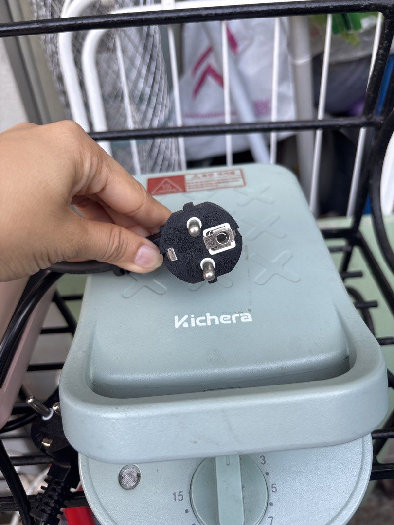 Sandwich maker (Category: Other Kitchenware & Tableware) located in Quezon City. Submitted by aannnnee28 (Listing ID 1421939467, Image 3). Description: Sandwich maker with wave design.