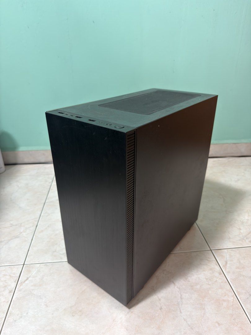 Tecware Case (Category: Computer Parts) located in Singapore. Submitted by aungkkz (Listing ID 1421850878, Image 1). Description: Case only. PSU is faulty. USB ports in front not working. Fixed price..