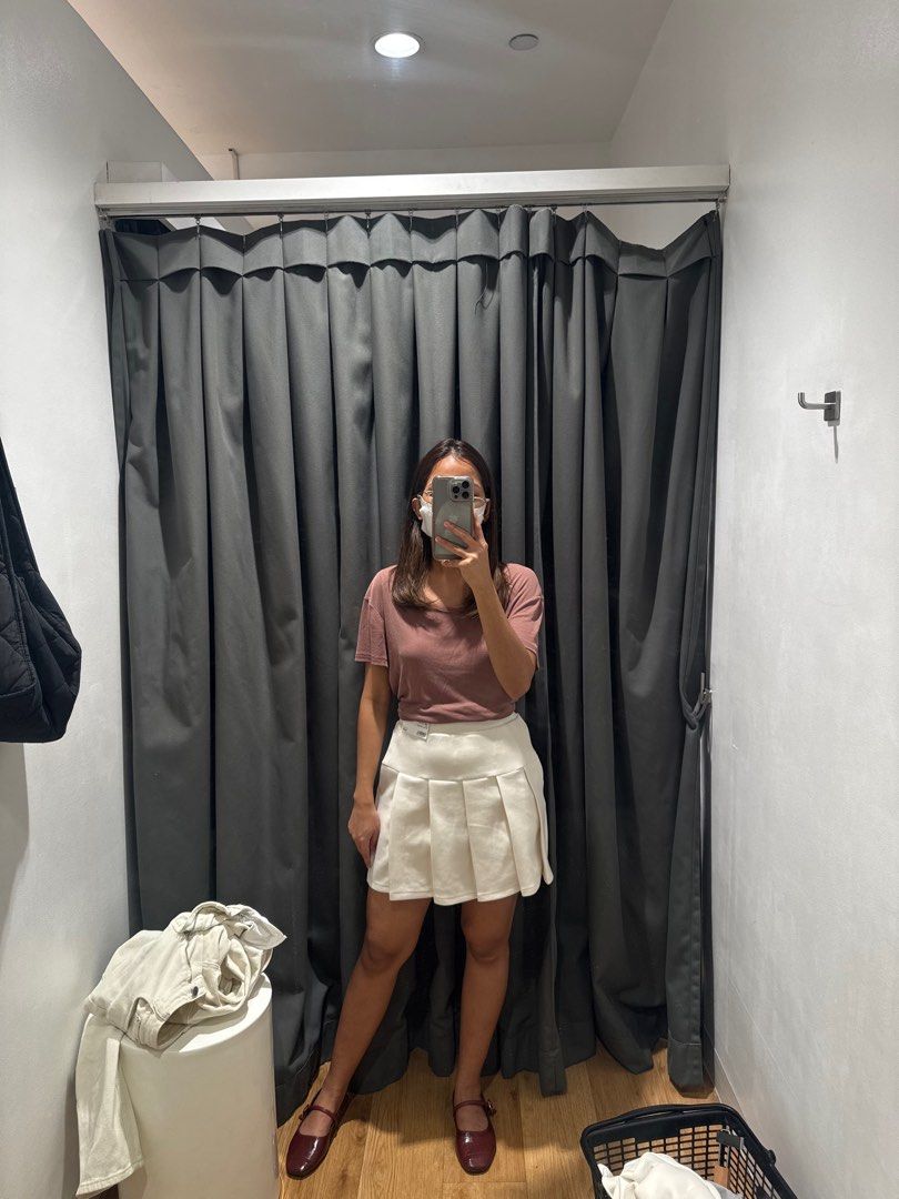 Uniqlo dry sweat mini skort (Category: Skirts) located in Caloocan City. Submitted by boneezytates (Listing ID 1421932294, Image 3). Description: UNIQLO MINI SKORT / TENNIS SKIRT - Used once! Bought for PHP 690. Still with receipt and paper bag - Bought and used last Feb 13. Selling it since I realized it’s not my style - Color: Beige - Size on tag: 160cm (can fit XS-S girlies) - You may check Uniqlo app or website for further reference.