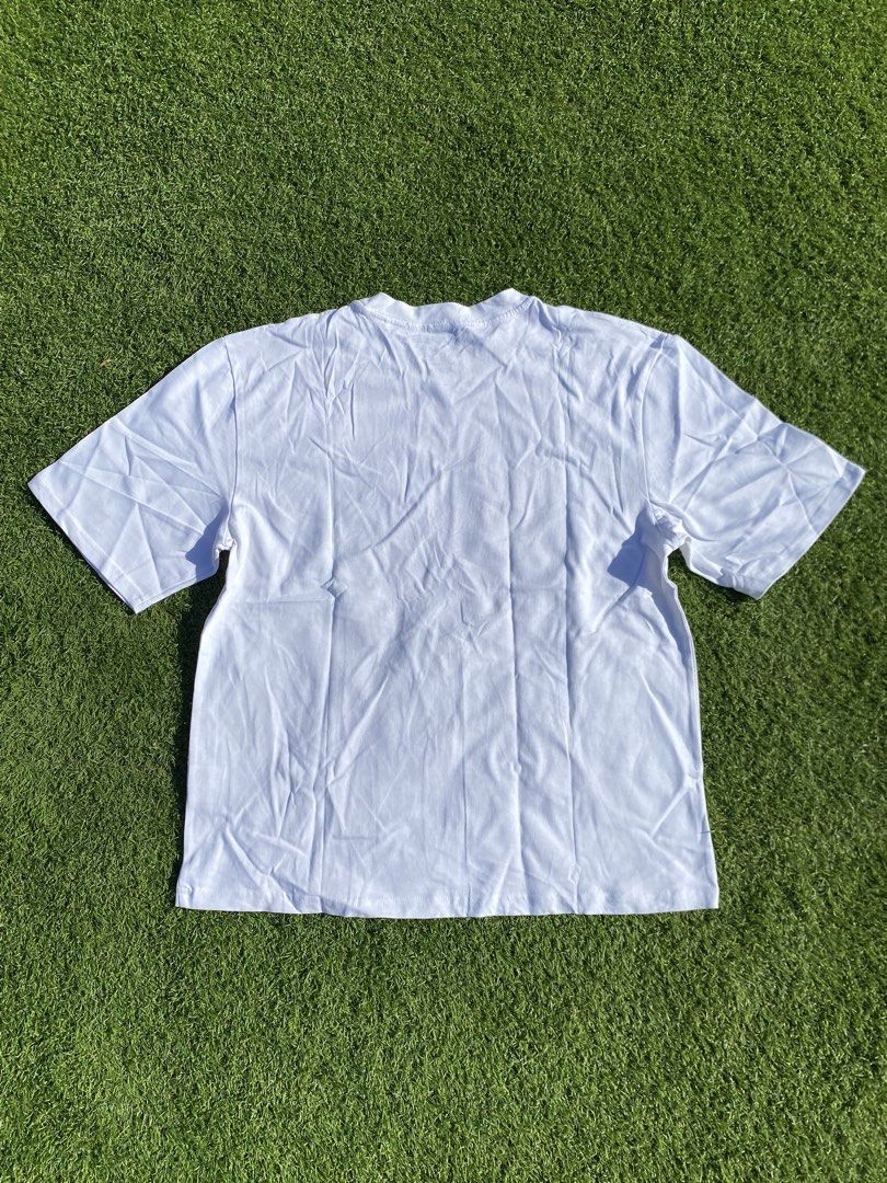 Uniqlo Kaws Graphic Tee XL (Category: Tshirts & Polo Shirts ) located in Manila. Submitted by brixie_23 (Listing ID 1421859719, Image 3). Description: Dimensions: L28 x W23 XL on tag.