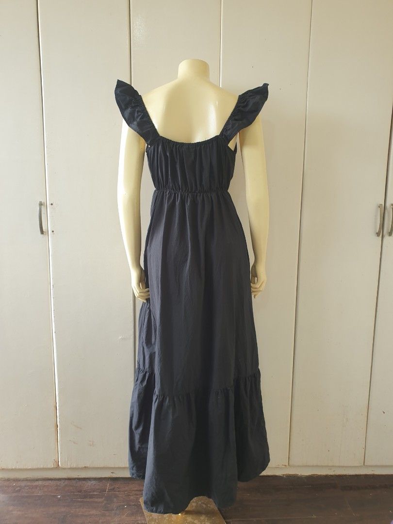Universal Thread Black Maxi Dress (Category: Dresses) located in San Pedro. Submitted by bonksqueen.mm (Listing ID 1421856799, Image 3). Description: - Universal Thread black maxi dress - Size: Small-large - Design: Gathered bodice, shoulder straps, tiered skirt - Fabric: Lightweight - Origin: Made in China.
