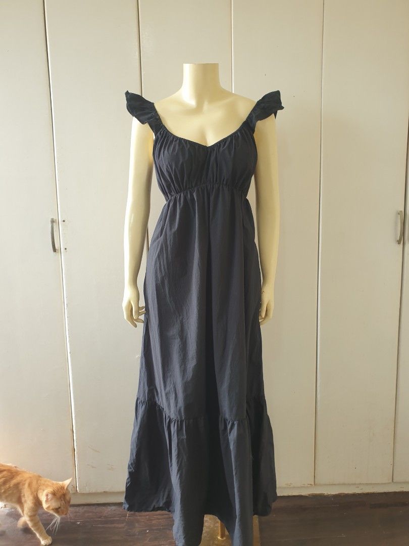 Universal Thread Black Maxi Dress (Category: Dresses) located in San Pedro. Submitted by bonksqueen.mm (Listing ID 1421856799, Image 1). Description: - Universal Thread black maxi dress - Size: Small-large - Design: Gathered bodice, shoulder straps, tiered skirt - Fabric: Lightweight - Origin: Made in China.