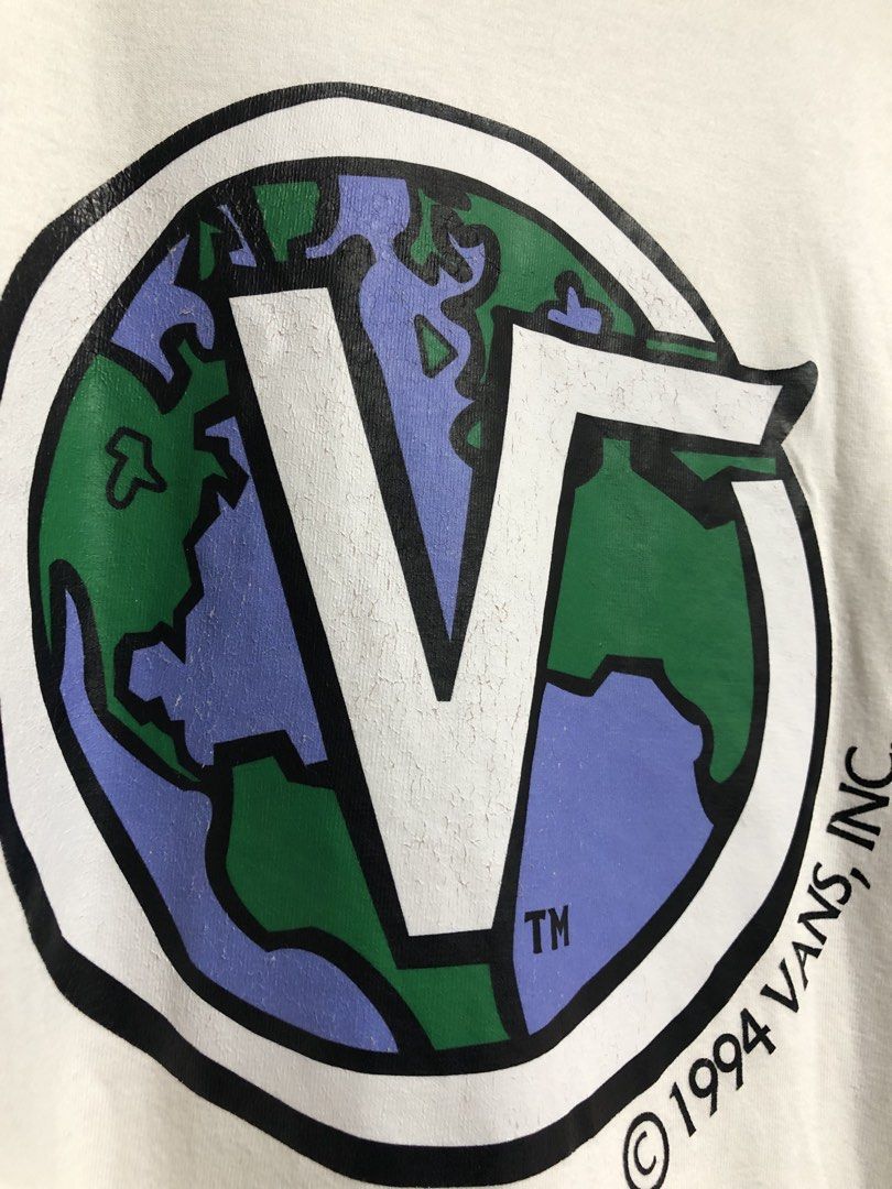 Vans Globe Graphic T-shirt XL (Category: Tshirts & Polo Shirts ) located in Manila. Submitted by brixie_23 (Listing ID 1421797934, Image 3). Description: Dimensions: L28.5 x W20.5 Hair line crack print Dated Colour rate: 8/10.