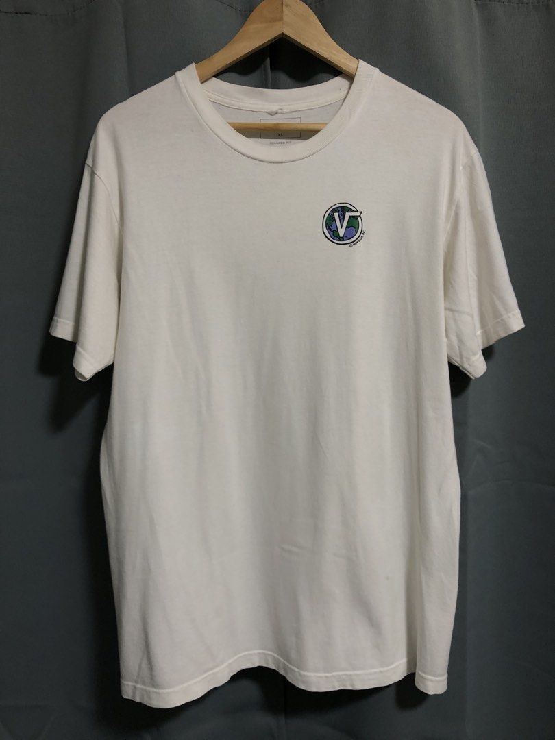 Vans Globe Graphic T-shirt XL (Category: Tshirts & Polo Shirts ) located in Manila. Submitted by brixie_23 (Listing ID 1421797934, Image 1). Description: Dimensions: L28.5 x W20.5 Hair line crack print Dated Colour rate: 8/10.