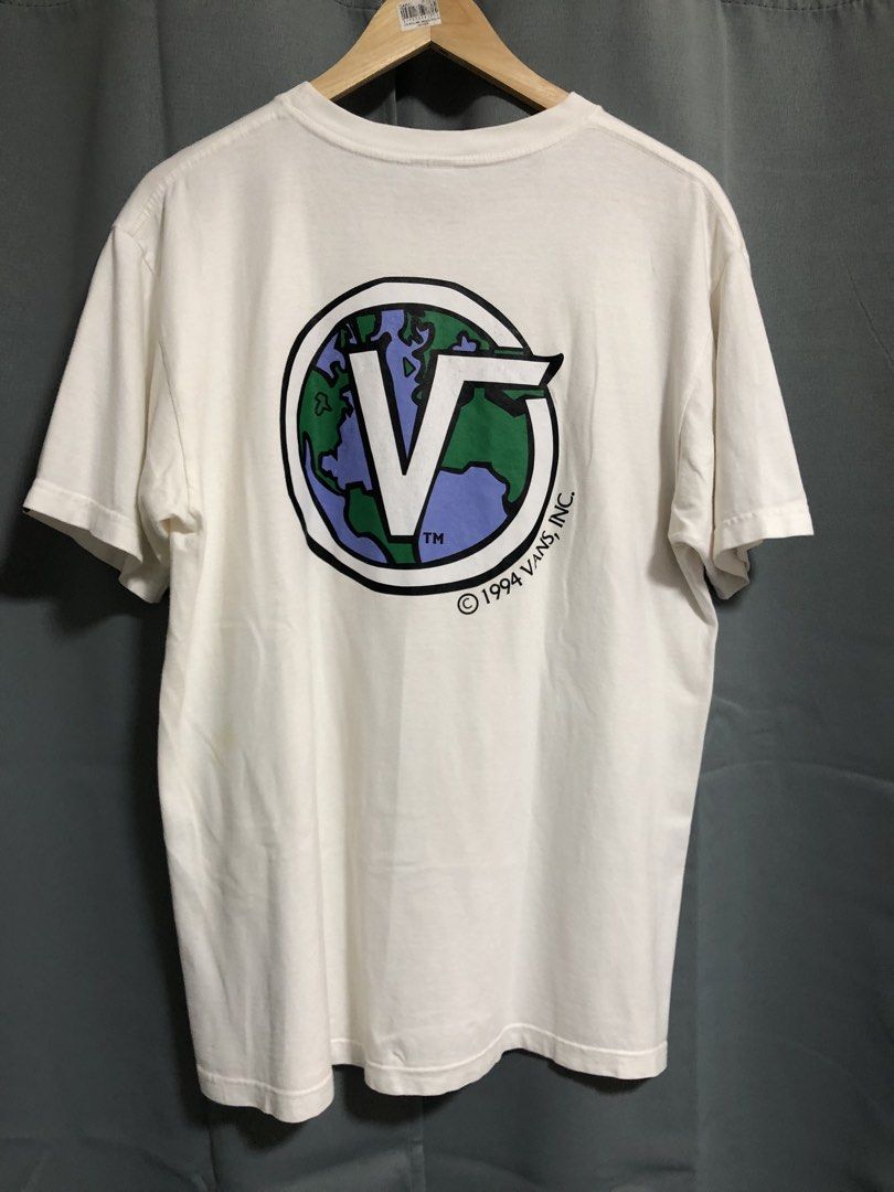 Vans Globe Graphic T-shirt XL (Category: Tshirts & Polo Shirts ) located in Manila. Submitted by brixie_23 (Listing ID 1421797934, Image 2). Description: Dimensions: L28.5 x W20.5 Hair line crack print Dated Colour rate: 8/10.
