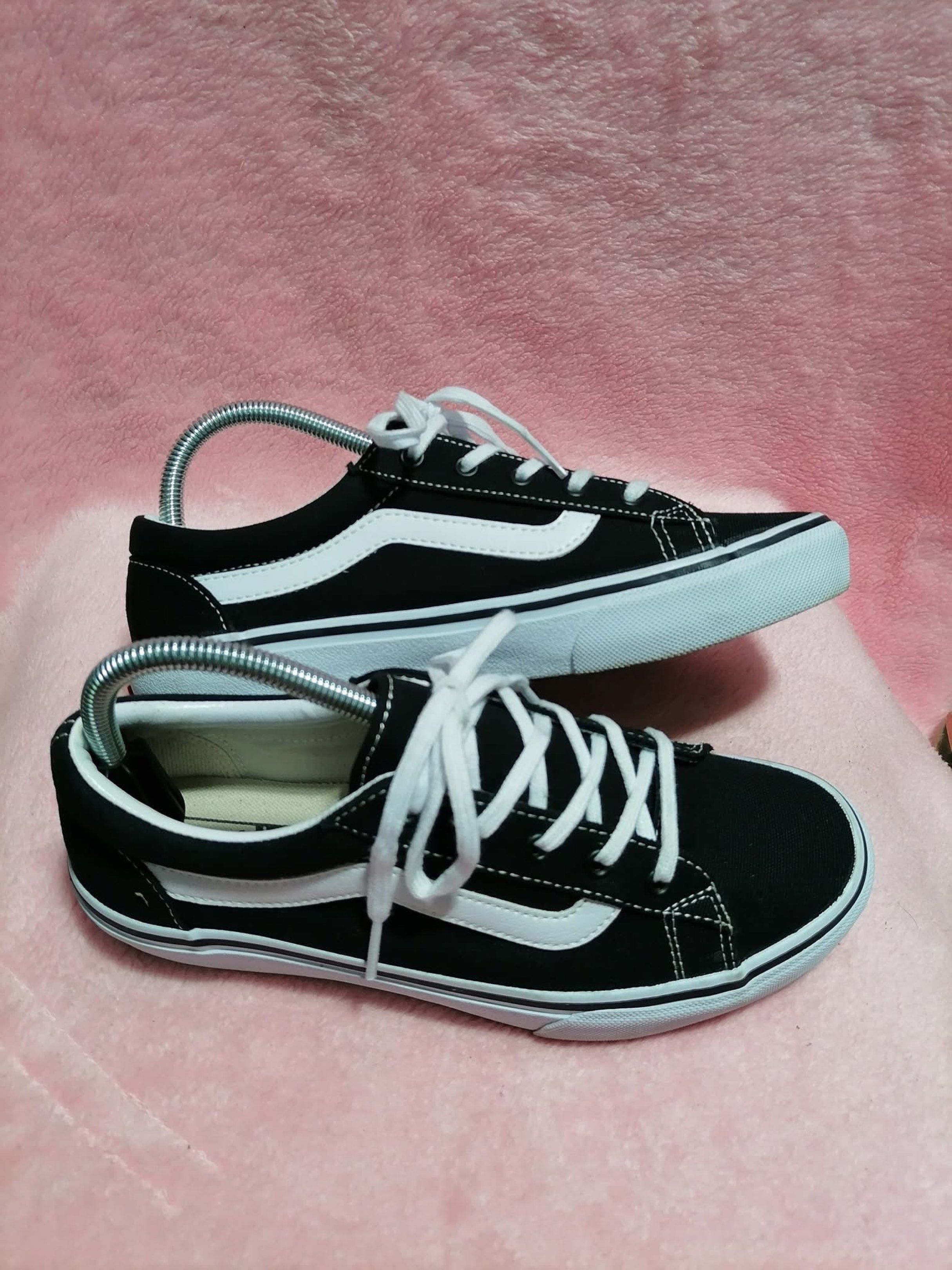Vans Seldan Black and White Sneakers (Category: Sneakers) located in Baguio. Submitted by mabi_be (Listing ID 1421801401, Image 3). Description: Unisex Vans Classic Old Skool Sneakers.