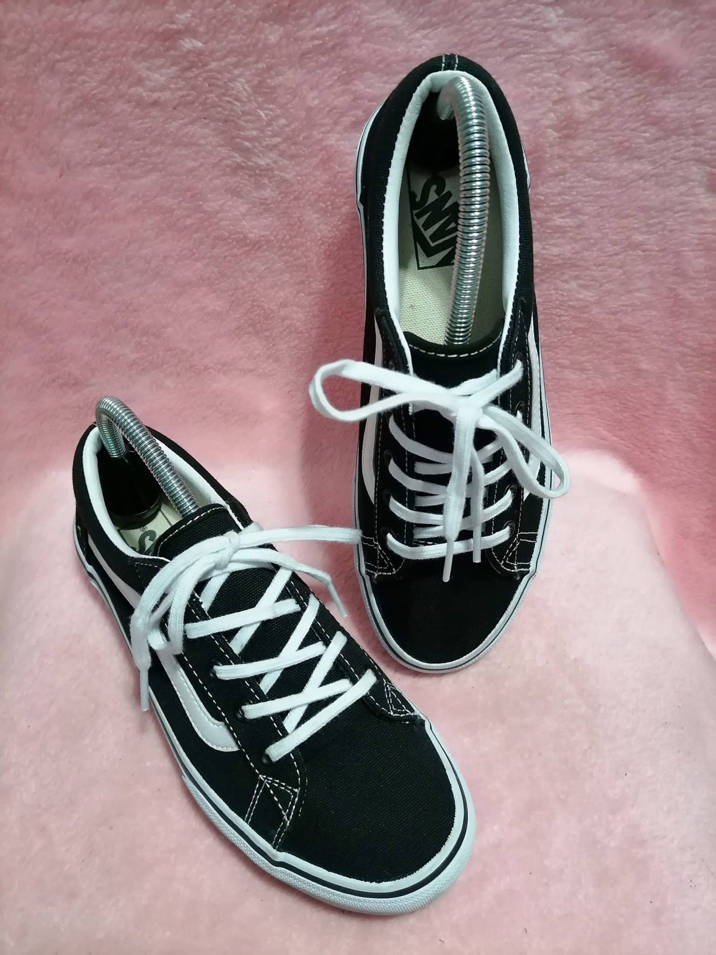 Vans Seldan Black and White Sneakers (Category: Sneakers) located in Baguio. Submitted by mabi_be (Listing ID 1421801401, Image 1). Description: Unisex Vans Classic Old Skool Sneakers.