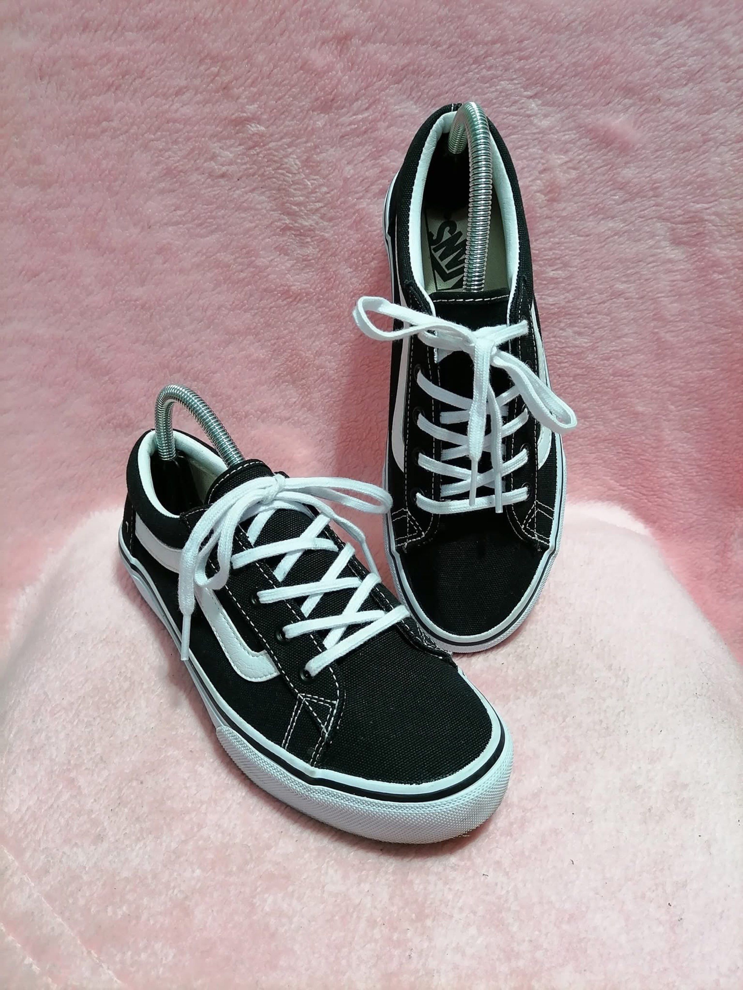 Vans Seldan Black and White Sneakers (Category: Sneakers) located in Baguio. Submitted by mabi_be (Listing ID 1421801401, Image 2). Description: Unisex Vans Classic Old Skool Sneakers.