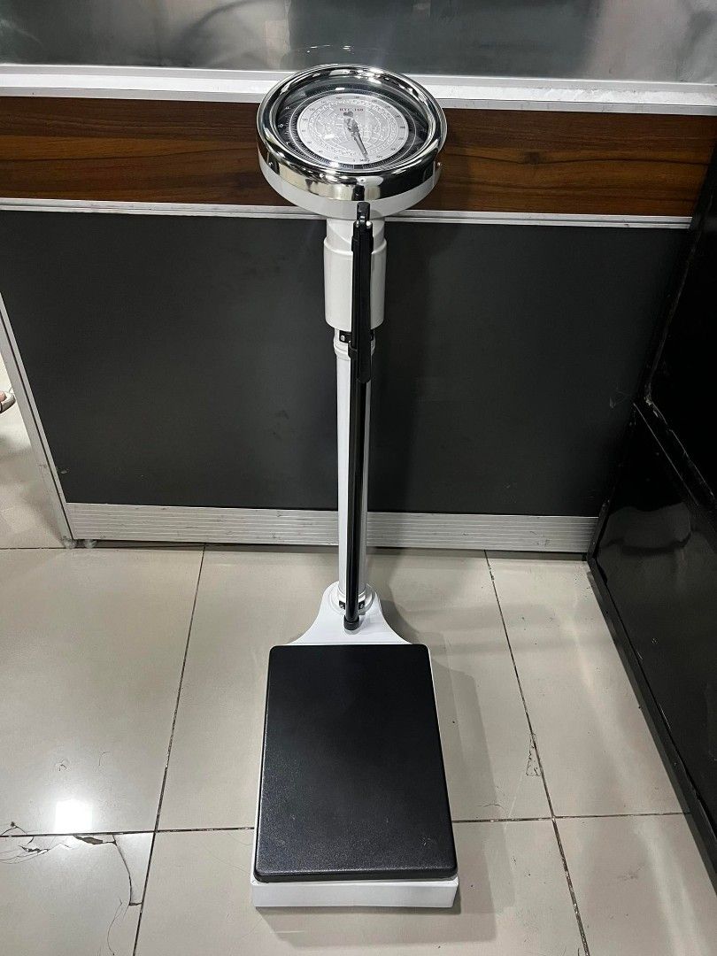 Vintage Mechanical Weight Scale (Category: Health Monitors & Weighing Scales) located in Manila. Submitted by simborios022535 (Listing ID 1421863422, Image 1). Description: - Vintage mechanical weight scale - Circular dial - Chrome-plated top - Black platform - White and black color scheme - In good working condition - Suitable for personal or professional use.