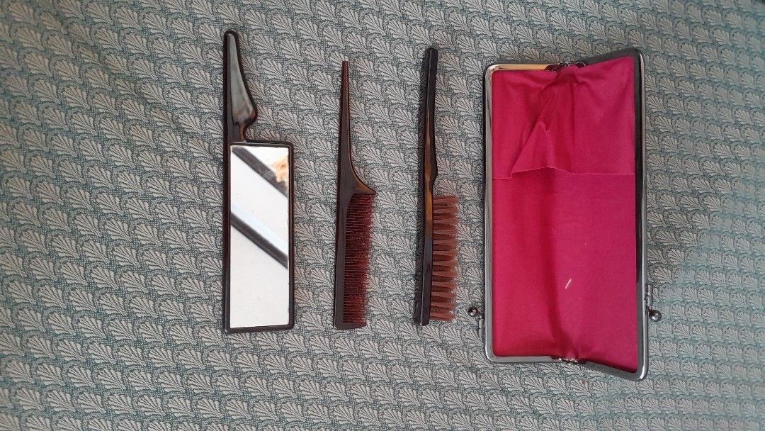 Vintage Vanity Set with Mirror and Combs (Category: Mirrors) located in Magallanes. Submitted by yuiakari24 (Listing ID 1421816108, Image 1). Description: - Vintage vanity set - Includes mirror, two combs, and case - Case features: - Floral exterior - Red interior - Clasp closure - Complete set - Perfect for vintage collectors or everyday use. - from japan - the comb has flaw see on the picture MOP- gcash.