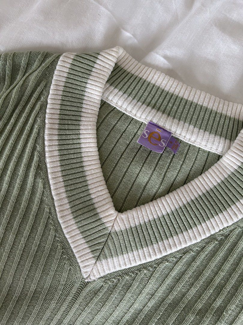 V-Neck Sweater (Category: Longsleeves) located in Pasig City. Submitted by gdeclutterwithme (Listing ID 1421857318, Image 2). Description: - V-Neck Sweater - Sage green color - Fabric is very soft - 13.78 x 24 inches - Size: S-M dm for more details!.