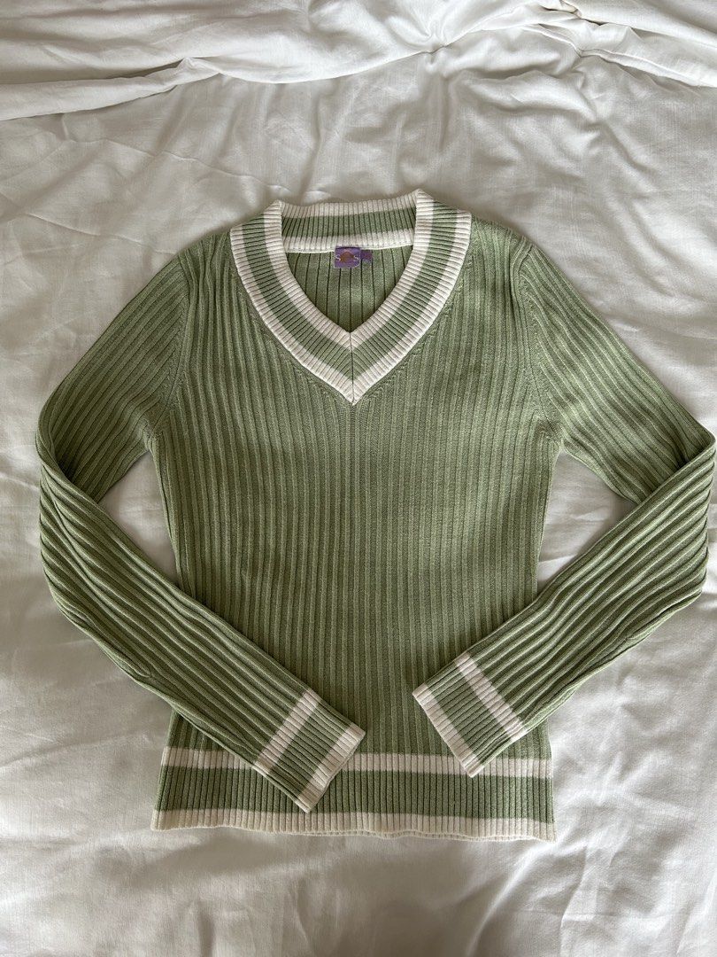 V-Neck Sweater (Category: Longsleeves) located in Pasig City. Submitted by gdeclutterwithme (Listing ID 1421857318, Image 1). Description: - V-Neck Sweater - Sage green color - Fabric is very soft - 13.78 x 24 inches - Size: S-M dm for more details!.