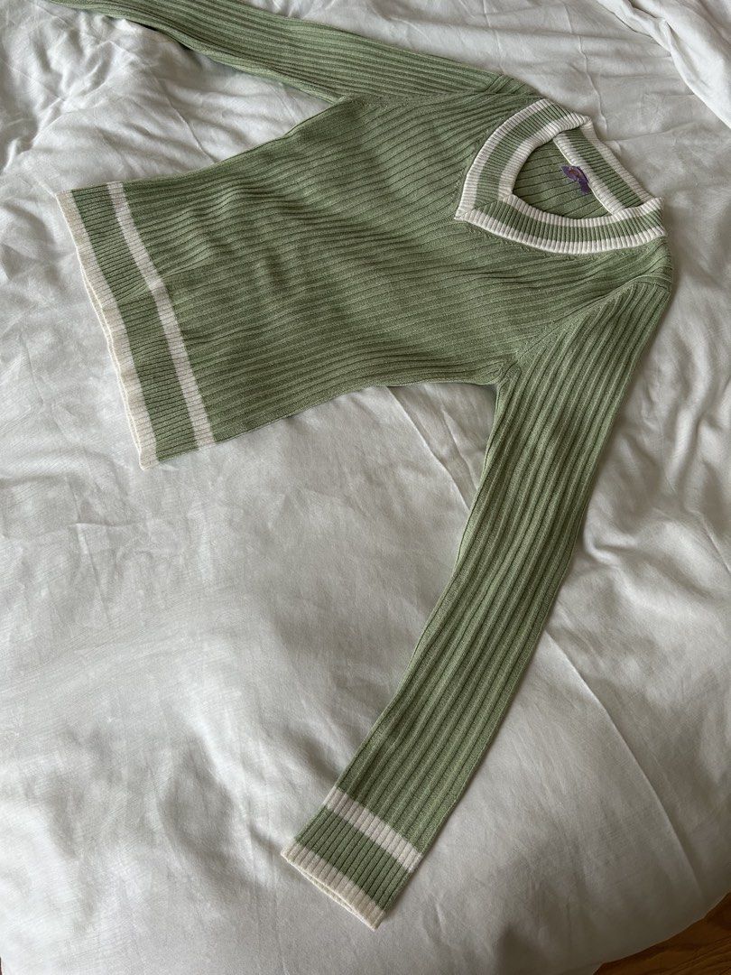 V-Neck Sweater (Category: Longsleeves) located in Pasig City. Submitted by gdeclutterwithme (Listing ID 1421857318, Image 3). Description: - V-Neck Sweater - Sage green color - Fabric is very soft - 13.78 x 24 inches - Size: S-M dm for more details!.