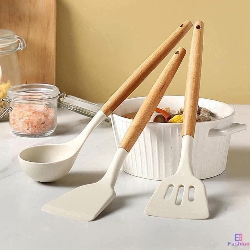 Wooden Handle Kitchen Utensil Set (Category: Other Kitchenware & Tableware) located in Manila. Submitted by yzcartph (Listing ID 1421873633, Image 1). Description: - 3-piece kitchen utensil set - Includes: Ladle, spatula, and slotted turner - Features wooden handles - White utensil heads - Ideal for everyday cooking tasks - Natural wood finish on handles.