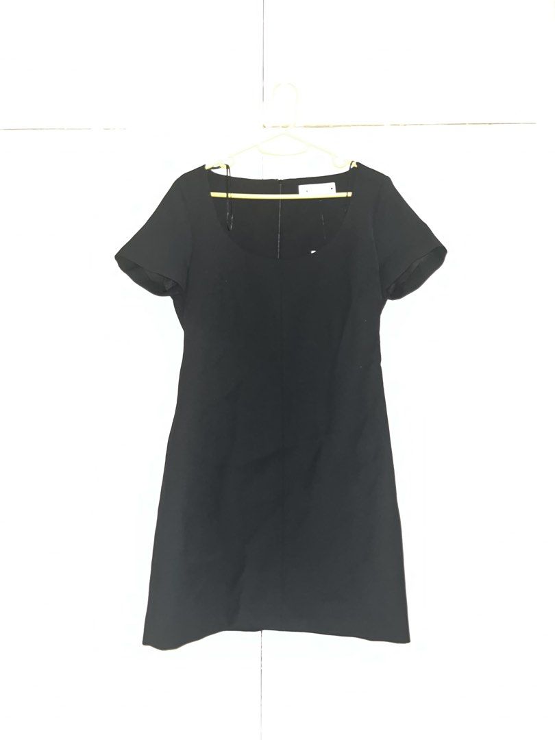 Zara Black Dress XS (Category: Dresses) located in Capas. Submitted by lezgonc (Listing ID 1421921130, Image 1). Description: - Zara black dress - Size: XS - Features a scoop neckline - Short sleeves - Classic design - Made in Turkey - Suitable for various occasions - Size XS, but can probably fit up to small.