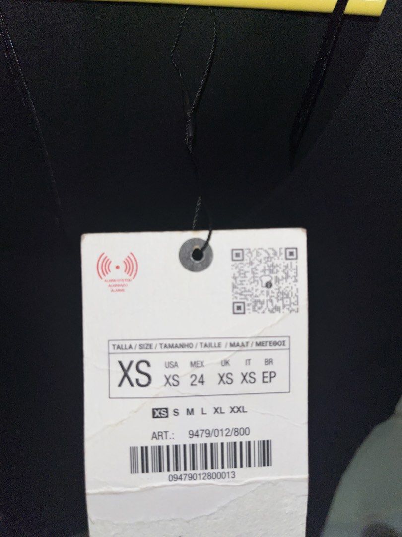 Zara Black Dress XS (Category: Dresses) located in Capas. Submitted by lezgonc (Listing ID 1421921130, Image 3). Description: - Zara black dress - Size: XS - Features a scoop neckline - Short sleeves - Classic design - Made in Turkey - Suitable for various occasions - Size XS, but can probably fit up to small.