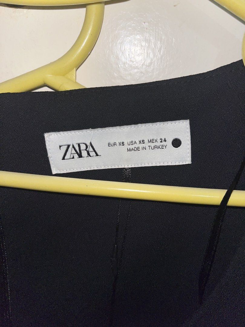 Zara Black Dress XS (Category: Dresses) located in Capas. Submitted by lezgonc (Listing ID 1421921130, Image 2). Description: - Zara black dress - Size: XS - Features a scoop neckline - Short sleeves - Classic design - Made in Turkey - Suitable for various occasions - Size XS, but can probably fit up to small.