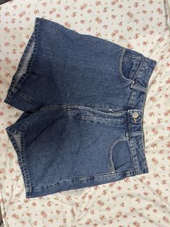 (Category: ) located in . Submitted by eloisyy_declutter (Listing ID 1421857289, Image 1). Description: .