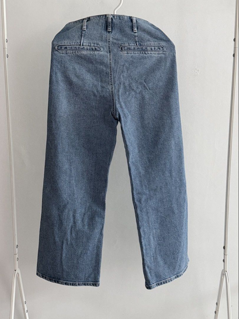 Zara Wide Leg Cropped Jeans (Category: Jeans) located in Taguig. Submitted by issa23fourfive (Listing ID 1421845676, Image 2). Description: - Zara wide-leg jeans - Light blue wash - High-waisted - Size: 28in - Two front pockets - Size: EUR 36, USA 4, MEX 26 🌼Mode of Payment: Gcash BPI Maya 🌼Mode of Delivery: Grab Express/Lalamove .