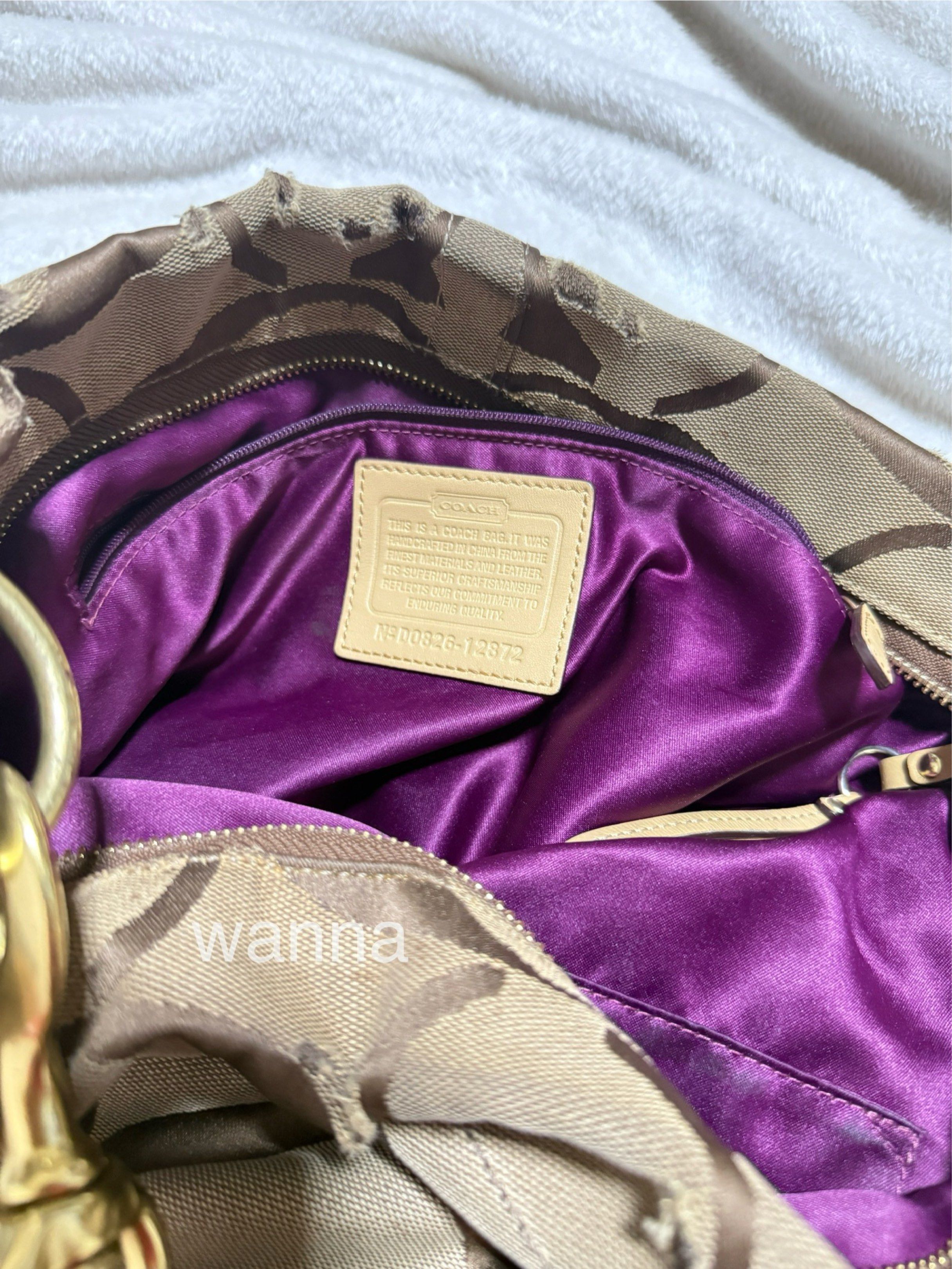 Coach Signature Hobo Bag (Category: Luxury Bags & Wallets) located in Quezon City. Submitted by wanderrwall (Listing ID 1422037591, Image 3). Description: - minor wear on lips - Coach hobo bag - Signature print - Brown and tan color scheme - Gold-tone hardware - Shoulder strap with leather accents - Signs of wear.