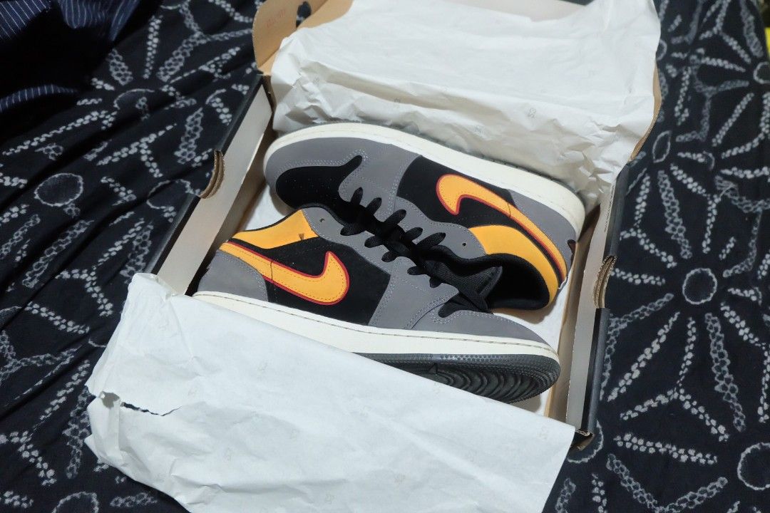 Air Jordan 1 Low SE (GS) (Category: Sneakers) located in Manila. Submitted by jayveepas (Listing ID 1421973974, Image 2). Description: Selling: Nike Air Jordan 1 Low SE (GS) Black + Vivid Orange + Light Graphite Condition: Used 2-3 times with crease protector. Comes with the original box Size: 7Y (25 cm) RFS: Decluttering For shipping: - Lalamove or Grab - Buyer to book and shoulder the shipping cost - Buyer can send payment once rider arrives an