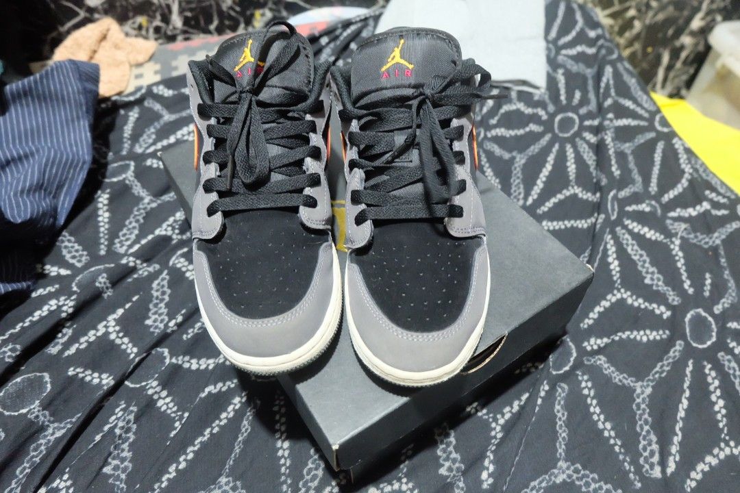 Air Jordan 1 Low SE (GS) (Category: Sneakers) located in Manila. Submitted by jayveepas (Listing ID 1421973974, Image 3). Description: Selling: Nike Air Jordan 1 Low SE (GS) Black + Vivid Orange + Light Graphite Condition: Used 2-3 times with crease protector. Comes with the original box Size: 7Y (25 cm) RFS: Decluttering For shipping: - Lalamove or Grab - Buyer to book and shoulder the shipping cost - Buyer can send payment once rider arrives an