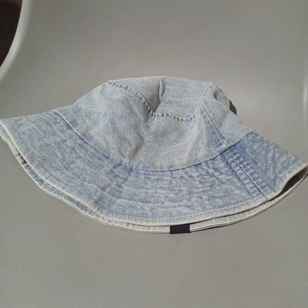 Alo Denim Bucket Hat (Category: Hats & Beanies) located in Sindangan. Submitted by mix_thrift0308 (Listing ID 1422025739, Image 2). Description: - Alo denim bucket hat - Light blue wash - Features the Alo logo - Black lining - Drawstring inside - Standard size - Suitable for casual wear.