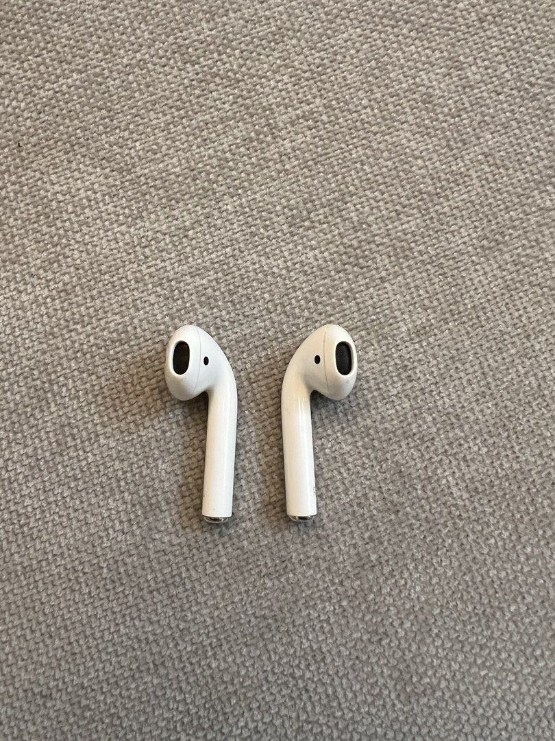 Apple AirPods Gen 2 (Category: Earphones) located in Muntinlupa City. Submitted by cjcv0 (Listing ID 1422045924, Image 3). Description: - Includes left and right AirPods and charging case - White color - Smooth, glossy finish on the case - Stem design for AirPods - Case has a hinge for opening and closing.