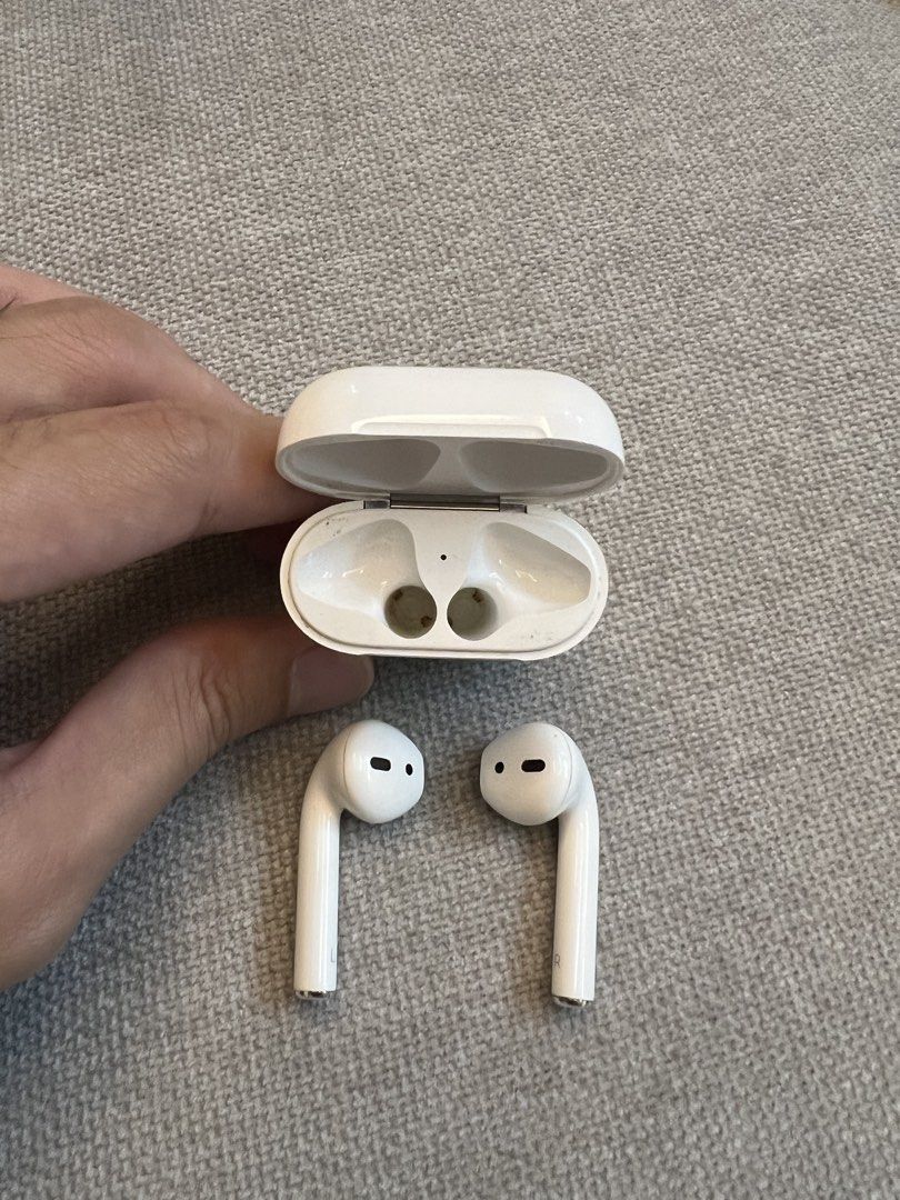 Apple AirPods Gen 2 (Category: Earphones) located in Muntinlupa City. Submitted by cjcv0 (Listing ID 1422045924, Image 1). Description: - Includes left and right AirPods and charging case - White color - Smooth, glossy finish on the case - Stem design for AirPods - Case has a hinge for opening and closing.